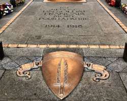 It also has a Tomb of unknown solider who led his life for his fatherland in 1914-1918.